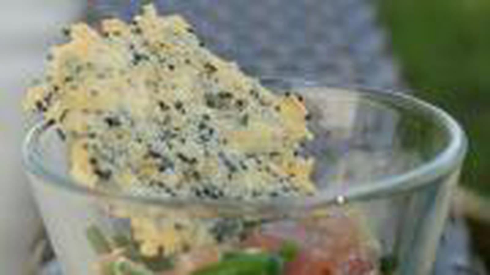 Tartare de thon, tuile parmesan-pavot 