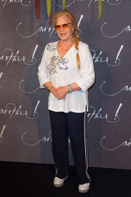 Sylvie Vartan en blouse blanche et pantalon de jogging