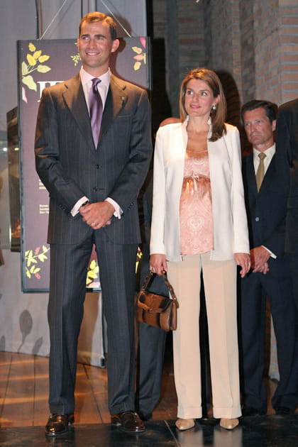 Letizia d'Espagne en blazer fin et caraco en dentelle