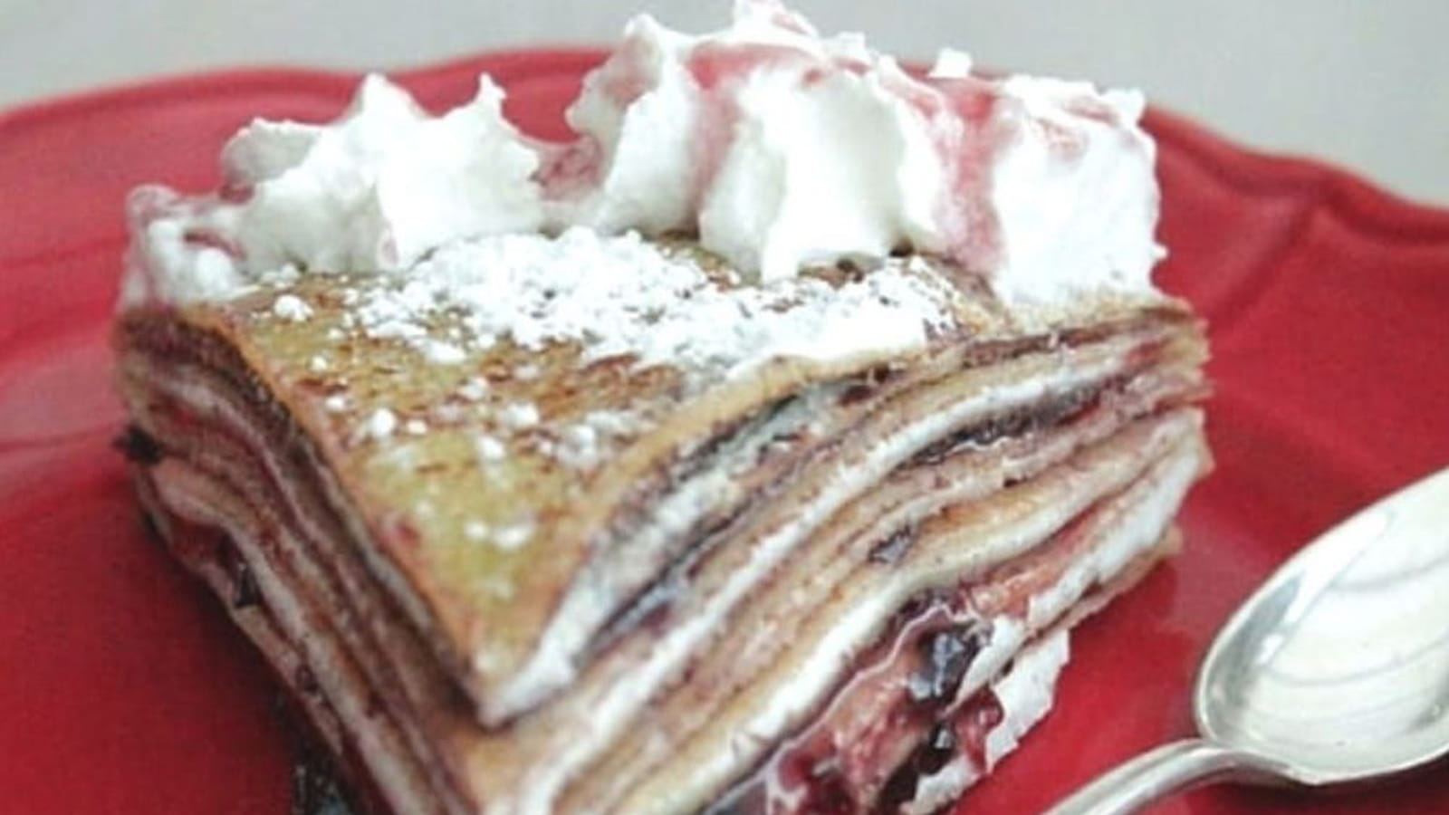Gâteau de crêpes confiture et crème chantilly