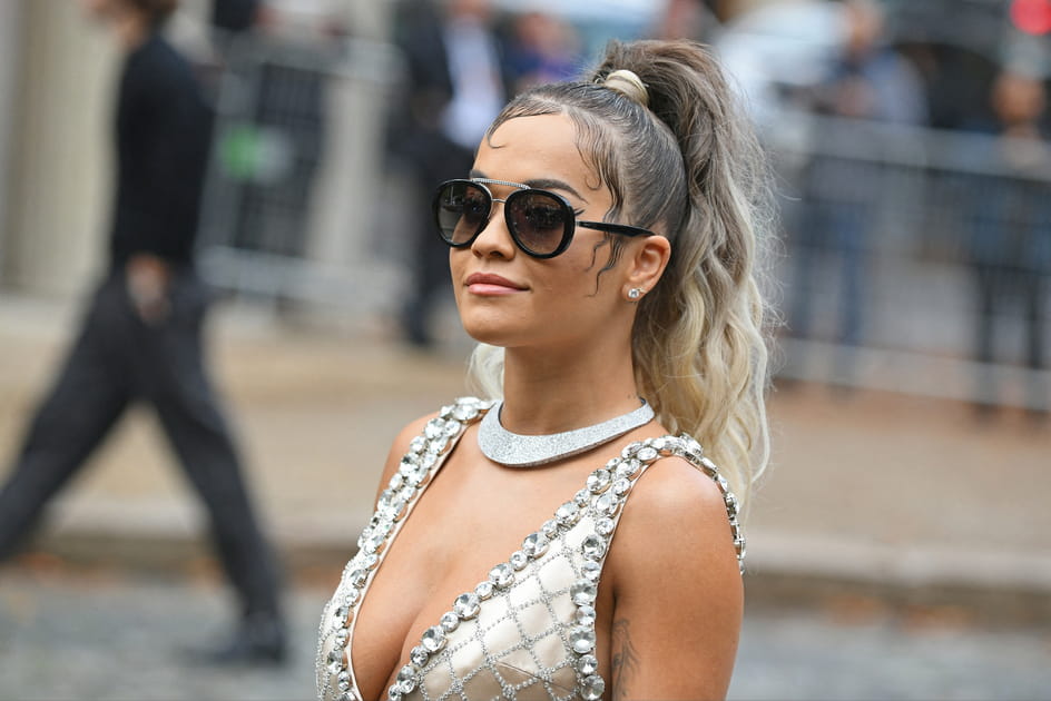 Rita Ora avec un mini chouchou beige sur une queue-de-cheval haute
