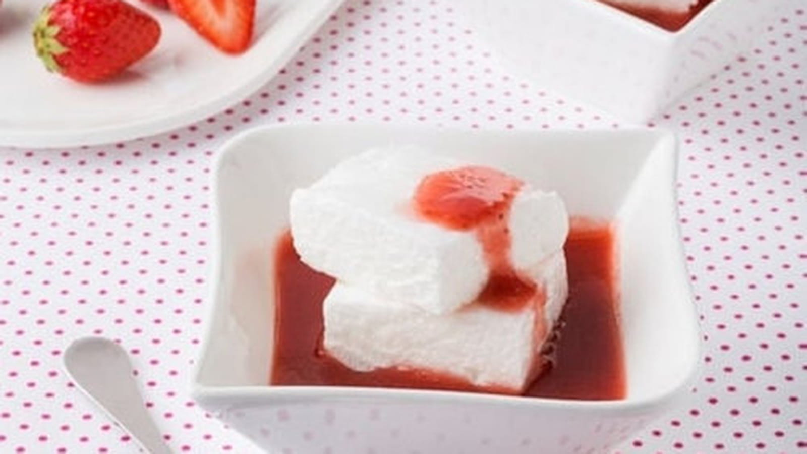 Île flottante express et coulis de fraise-grenadine