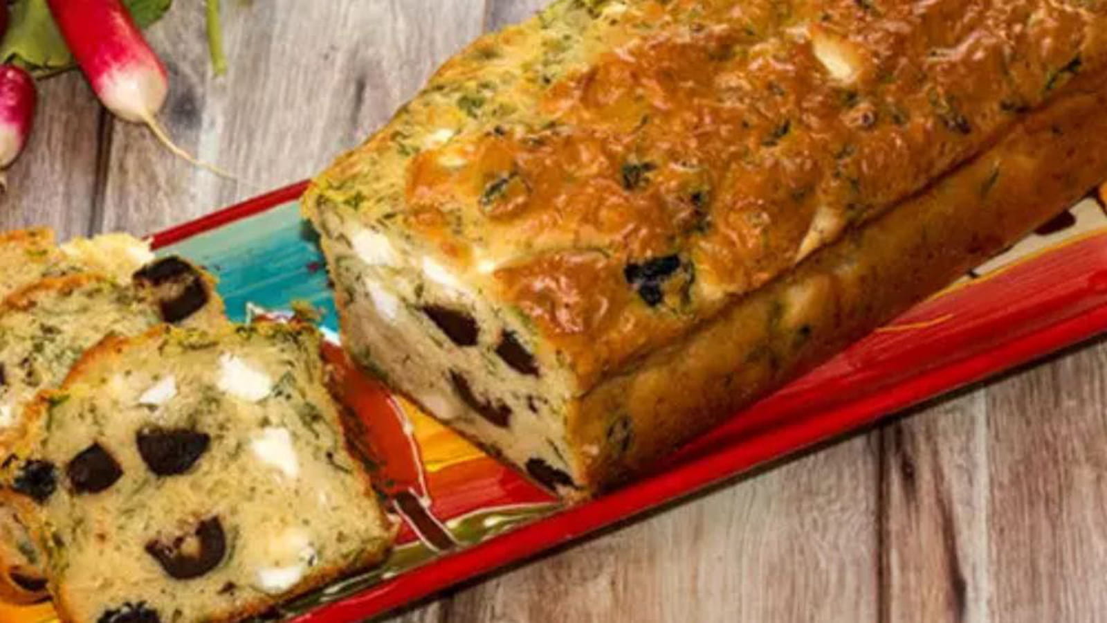 Cake aux fanes de radis, feta et olives noires