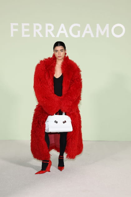 Dixie D'Amelio en combinaison noire et manteau rouge au défilé Ferragamo printemps-été 2024