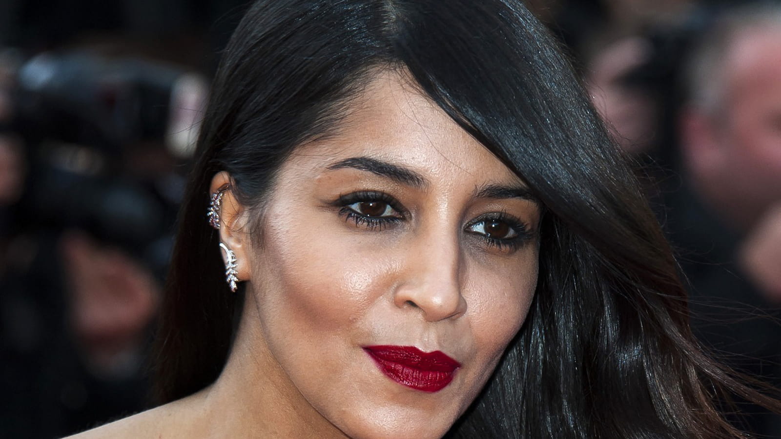 Leïla Bekhti, cheveux longs