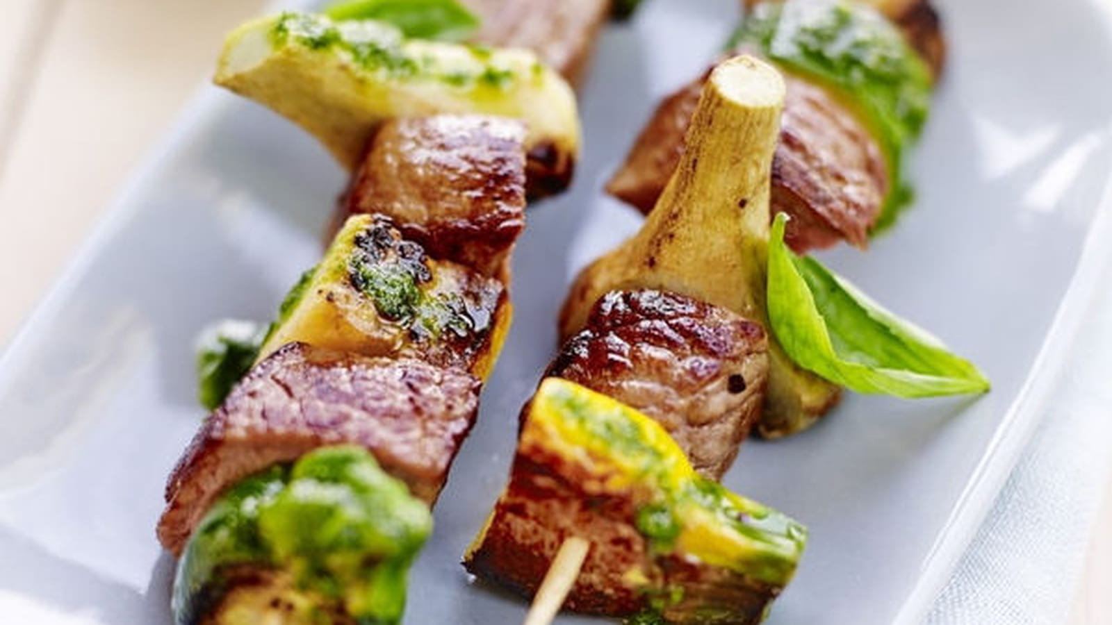 Brochettes de veau, aubergines, artichauts et courgettes