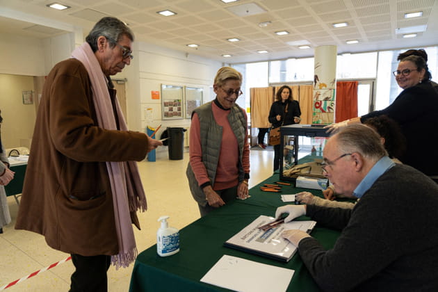 Distance de sécurité respectée entre Isabelle et Patrick Balkany