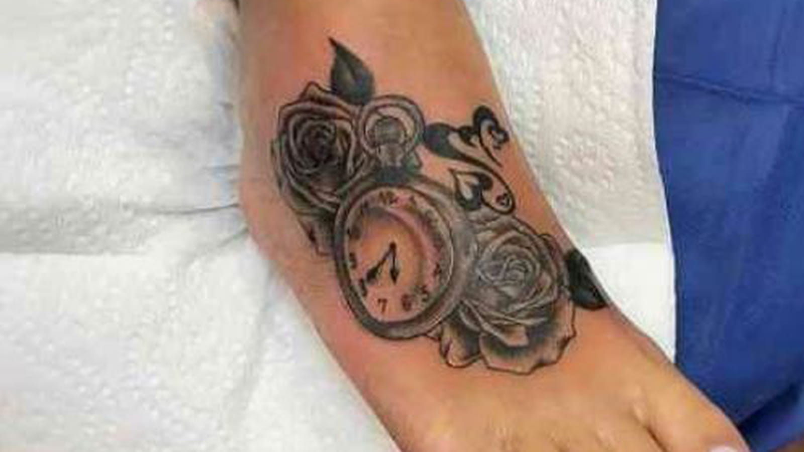 Horloge et roses sur le pied