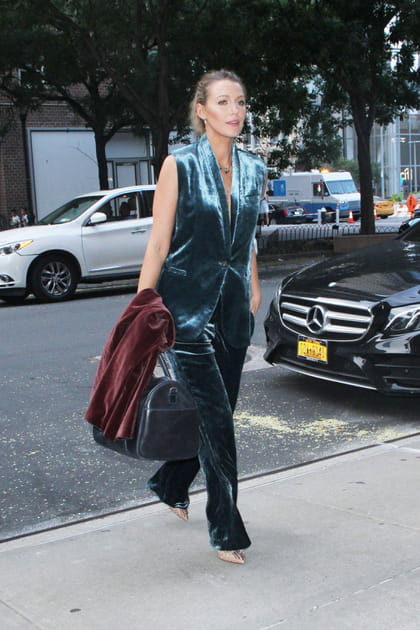 Blake Lively en veste sans manches et pantalon en velours