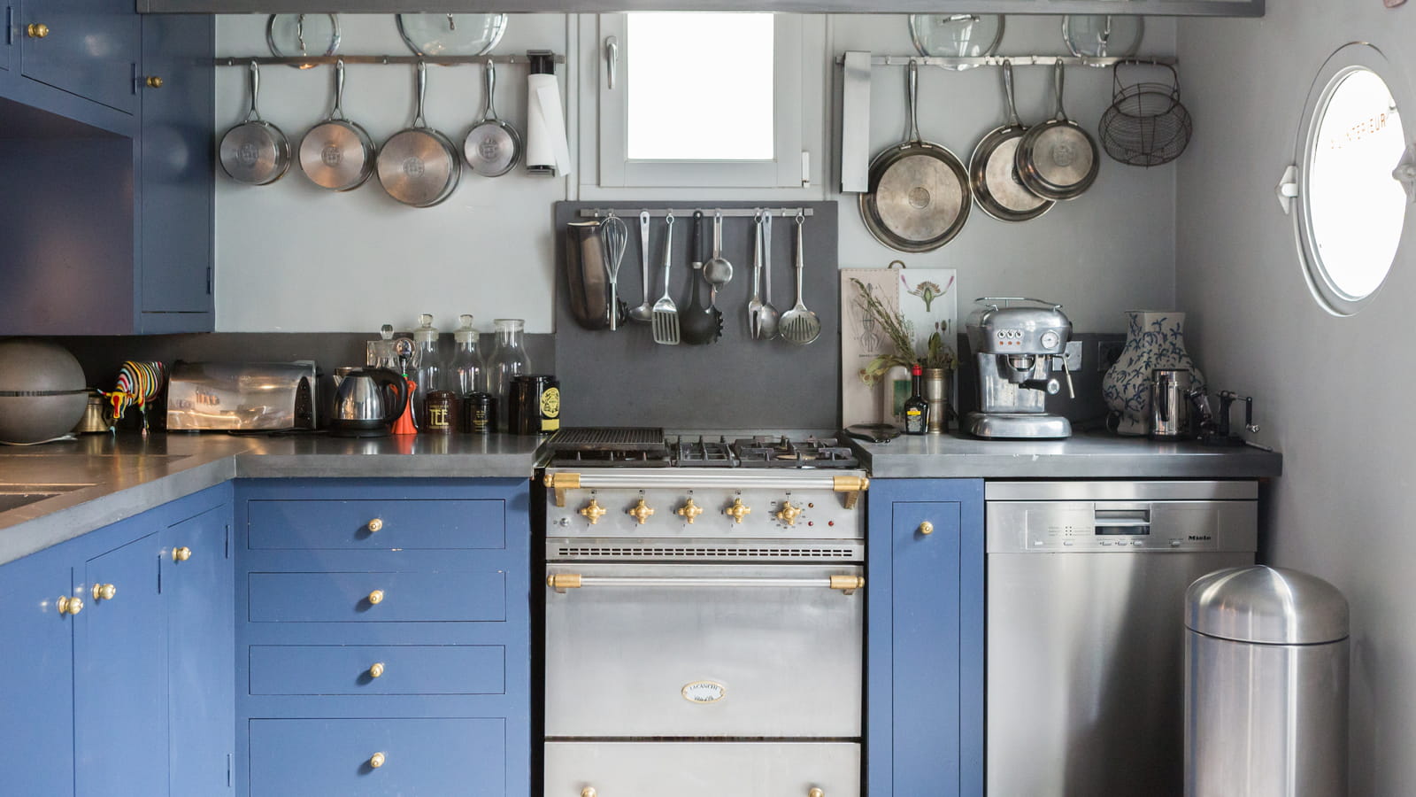 Bleu et inox