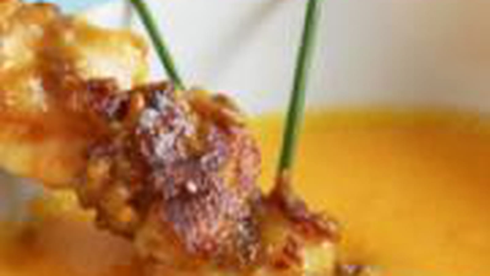 Soupe jaune et brochettes satay