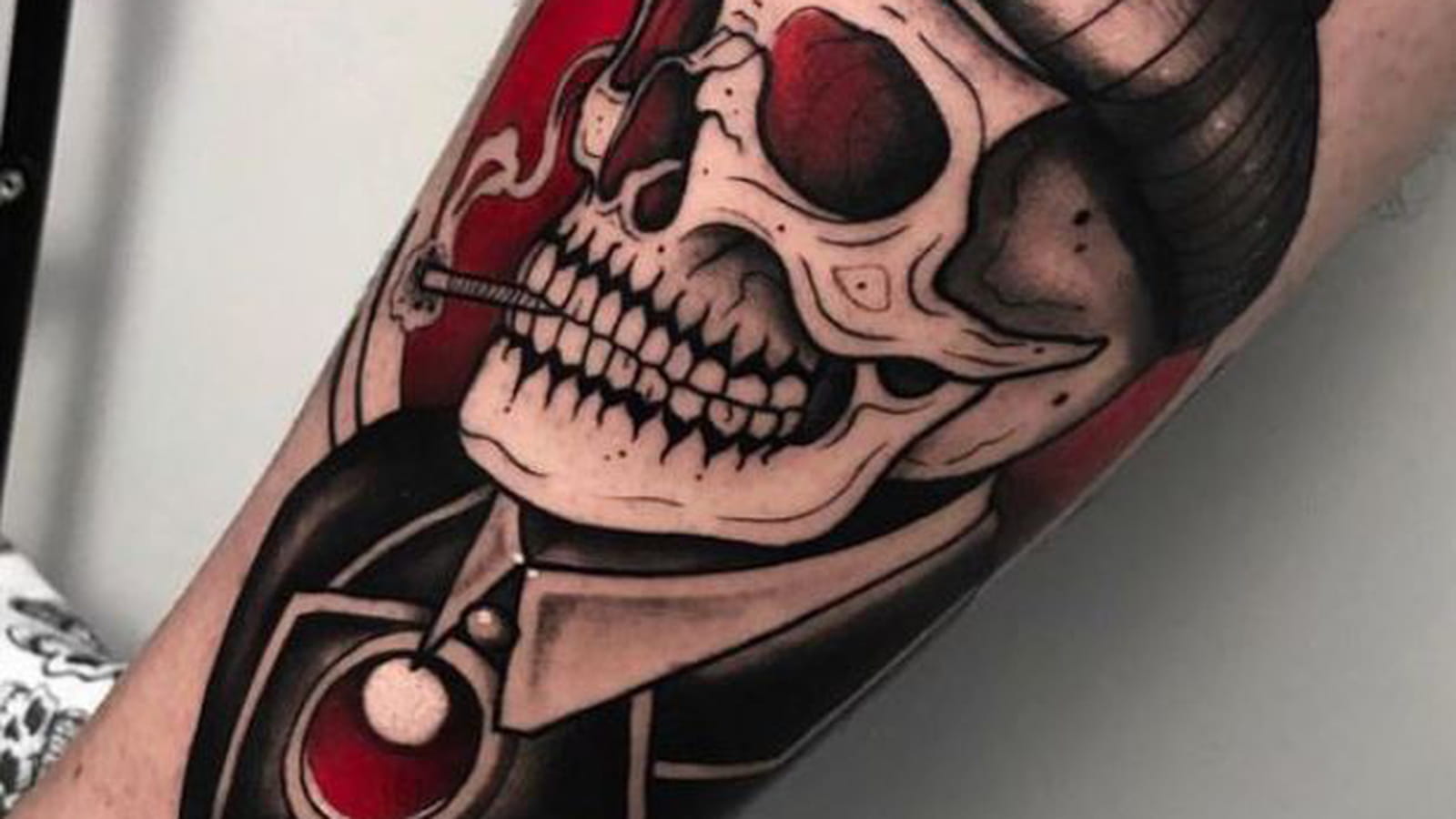 Tête de mort dandy sur la jambe
