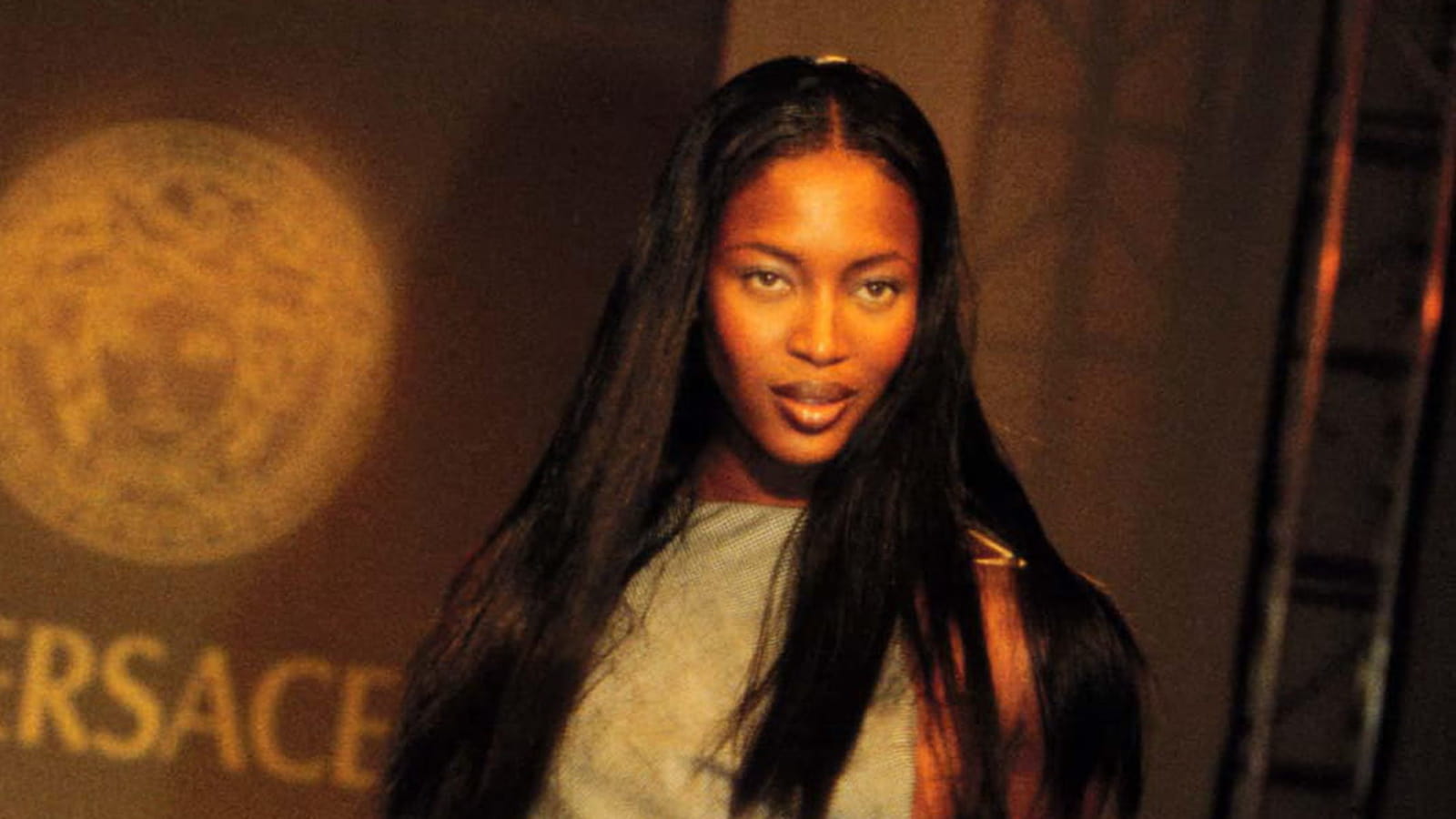 Cheveux longs et lisses 