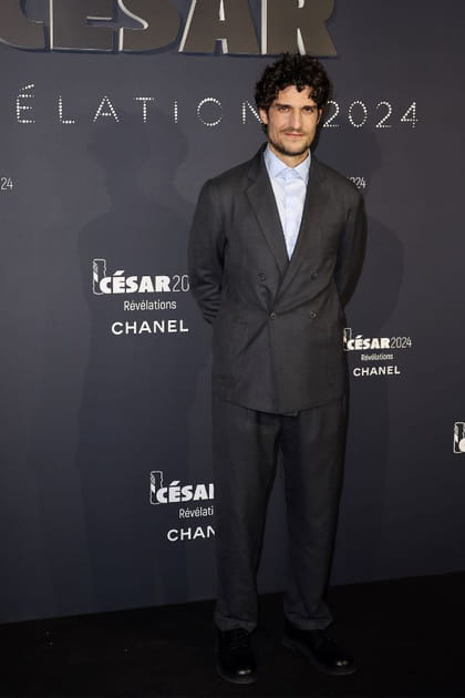 Louis Garrel en costume gris et chemise bleu pastel