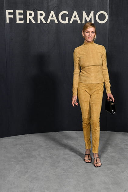 Uma Thurman en haut manches longues et pantalon skinny en daim au défilé Ferragamo