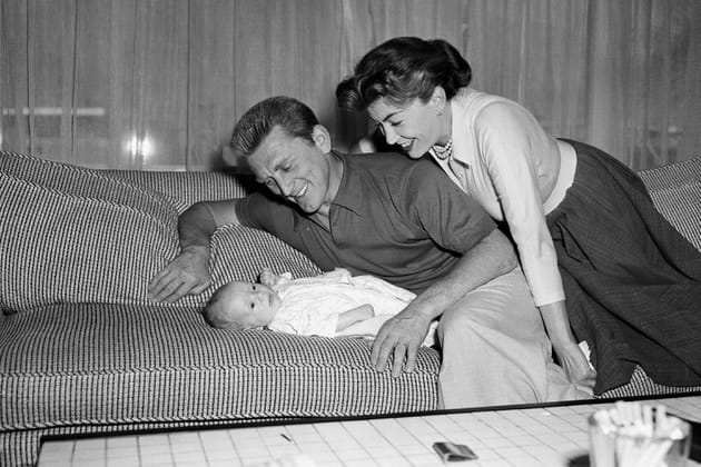 Kirk Douglas et Anne Buyden avec leur premier fils Peter, en 1956