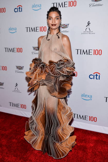 Indya Moore en robe dégradée transparente à volants structurés Iris van Herpen