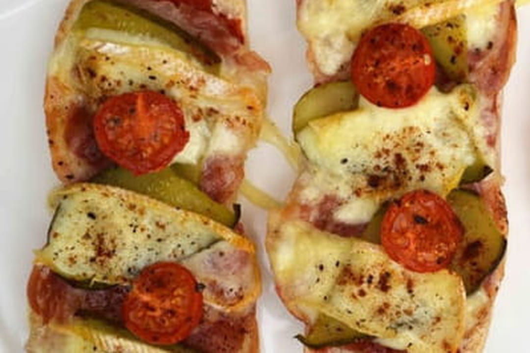 Paninis bruschettas à la pancetta grillée, cornichons et reblochon