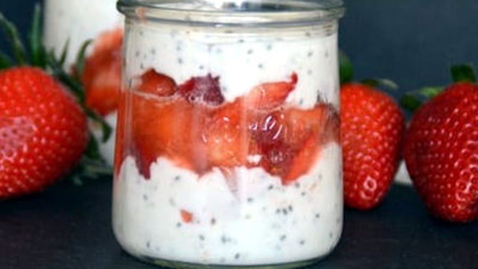 Trifle fraise, banane et graines de chia