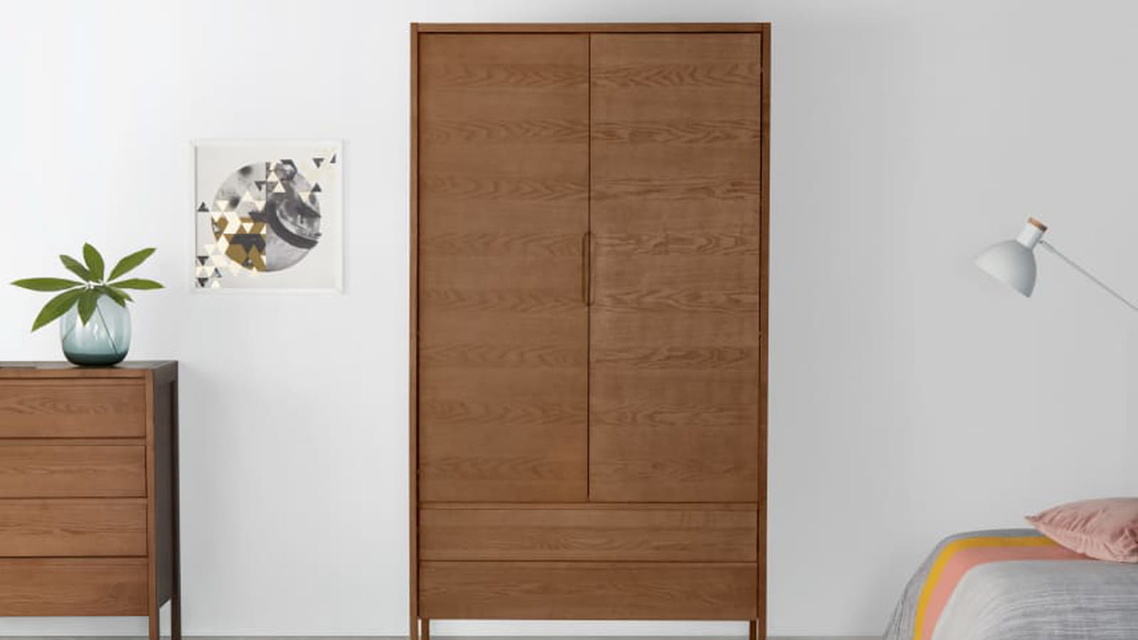 Armoire en bois foncé
