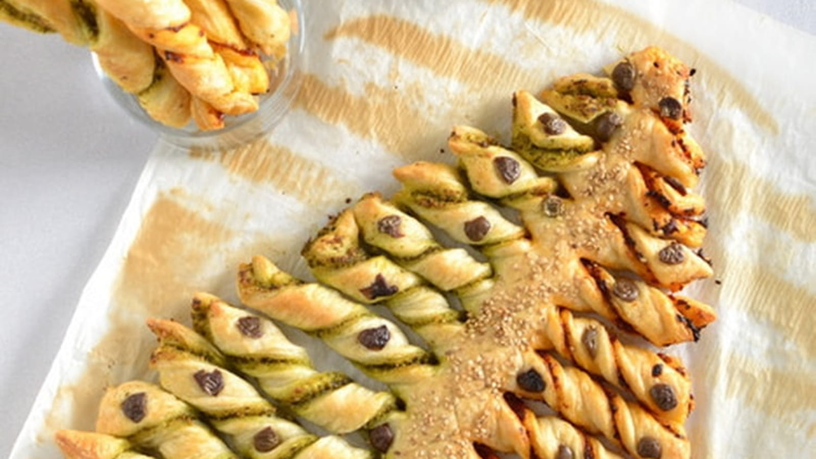 Sapin feuilleté, olive et graines de sésame 