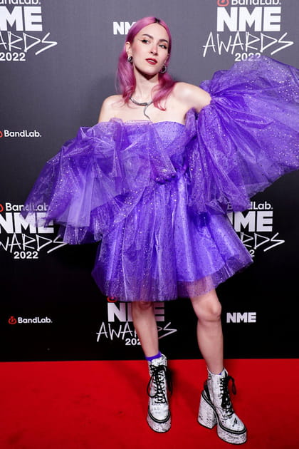 Camden Cox en robe violette &agrave; volants