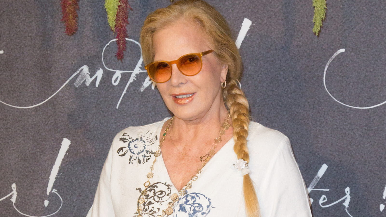 Sylvie Vartan et sa tresse sur le côté