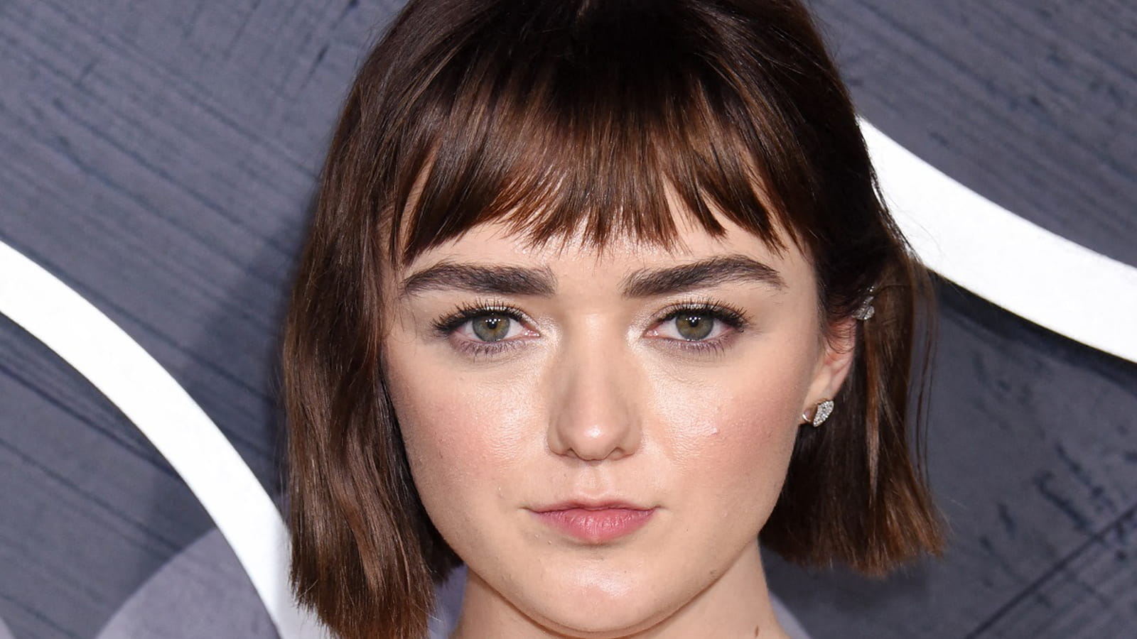 Maisie Williams en brune