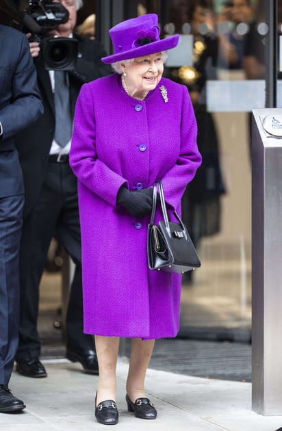 La reine Elizabeth II en ensemble violet