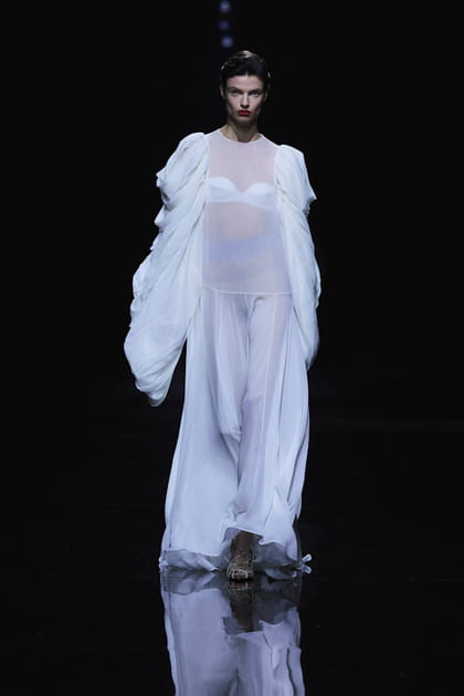 Longue robe blanche transparente aper&ccedil;ue sur le d&eacute;fil&eacute; Khaite