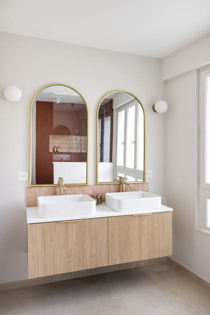 Apr&egrave;s&nbsp;: une salle de bains avec double vasque et douche terracotta