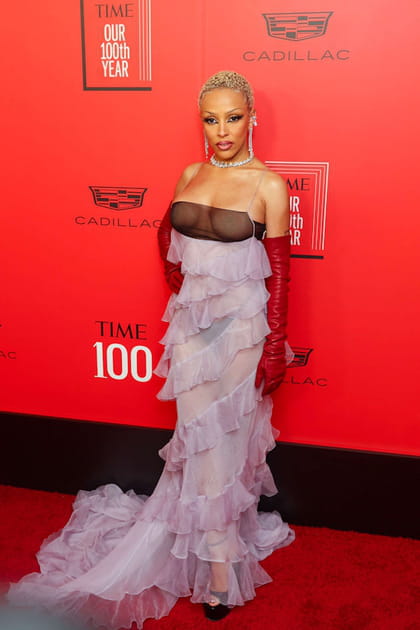 Doja Cat en brassière transparente à fines bretelles et jupe longue à froufrous Valentino couture
