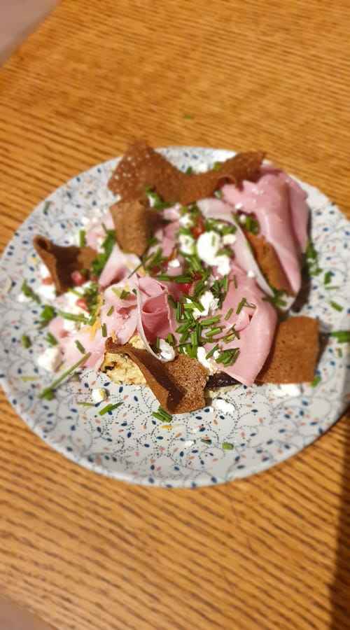 Crème d'artichaut au parmesan accompagnée de jambon feta et chips de Sarazin