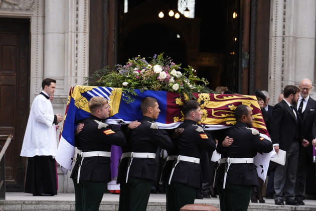 Obs&egrave;ques de la duchesse de Kent&nbsp;: le cercueil transport&eacute; hors de la cat&eacute;drale