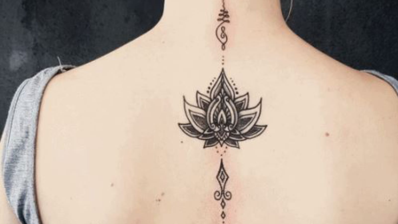 Fleur de lotus mandala sur la colonne vertébrale