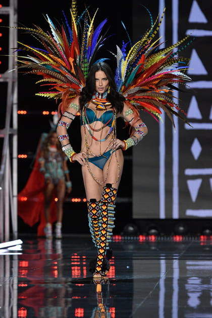 Adriana Lima au d&eacute;fil&eacute; Victoria's Secret 2017