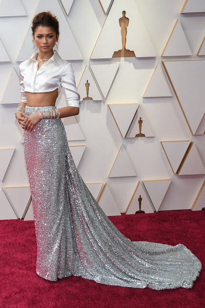 Zendaya en jupe longue argentée à sequins et chemise blanche courte en satin