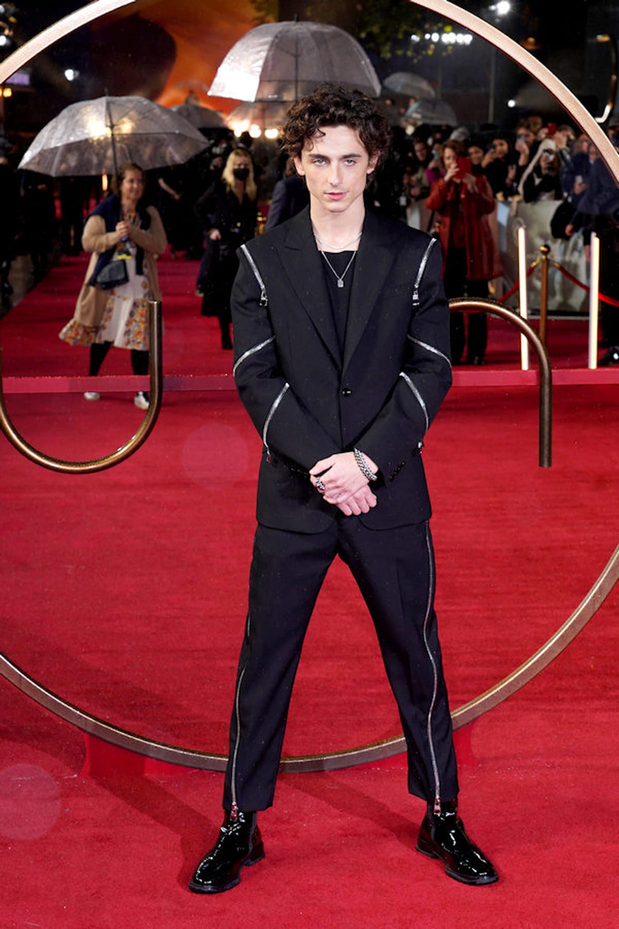Timothée Chalamet en costume zippé