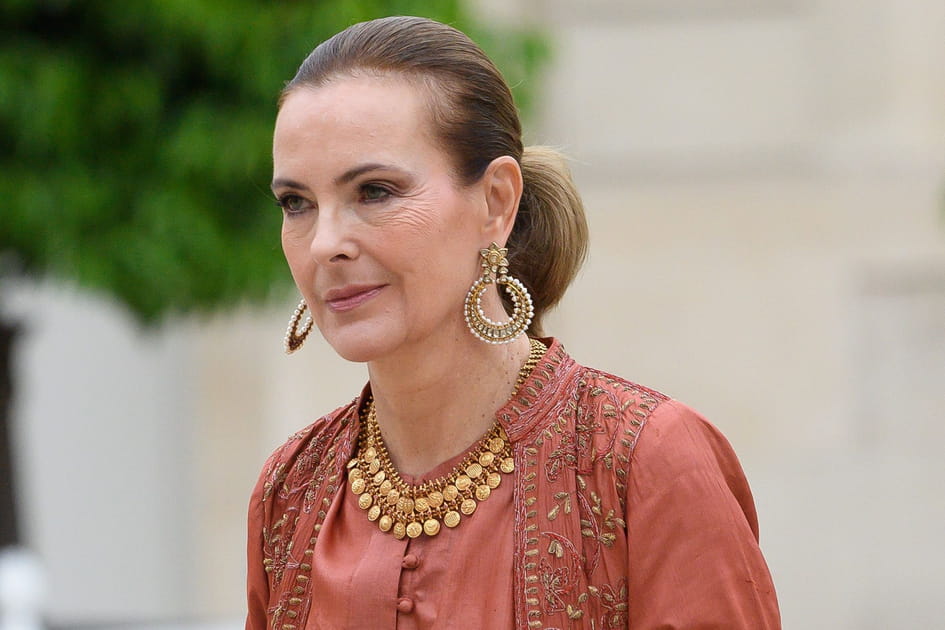 Carole Bouquet, chic avec sa queue-de-cheval plaqu&eacute;e