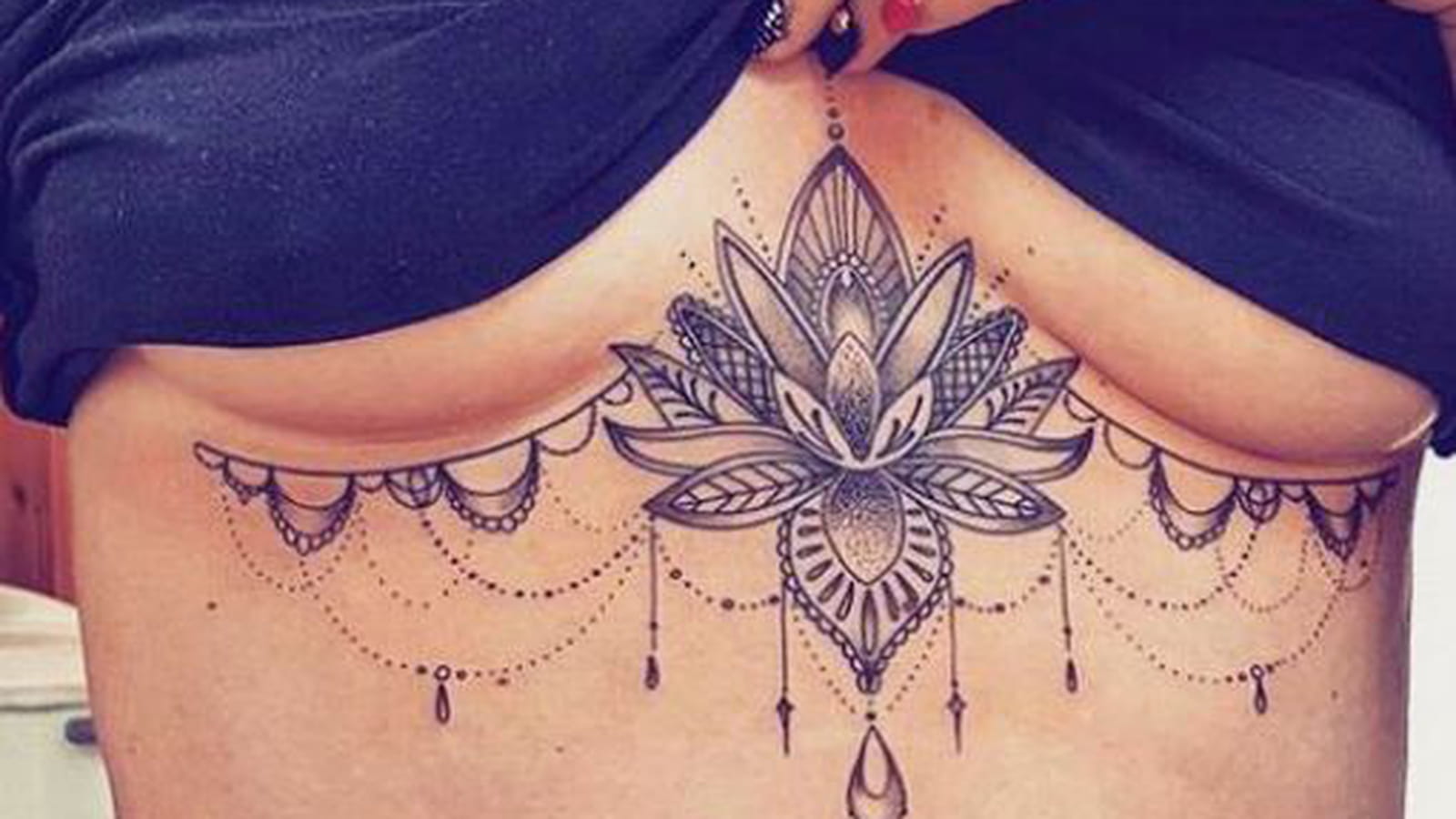 Tatouage underboob mandala