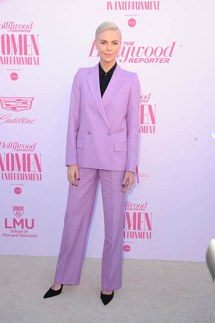 Charlize Theron en costume lilas et chemise noire
