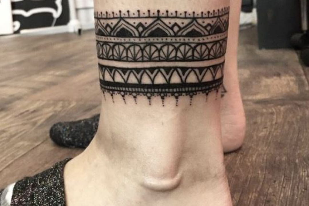 Tatouage tribal autour de la cheville