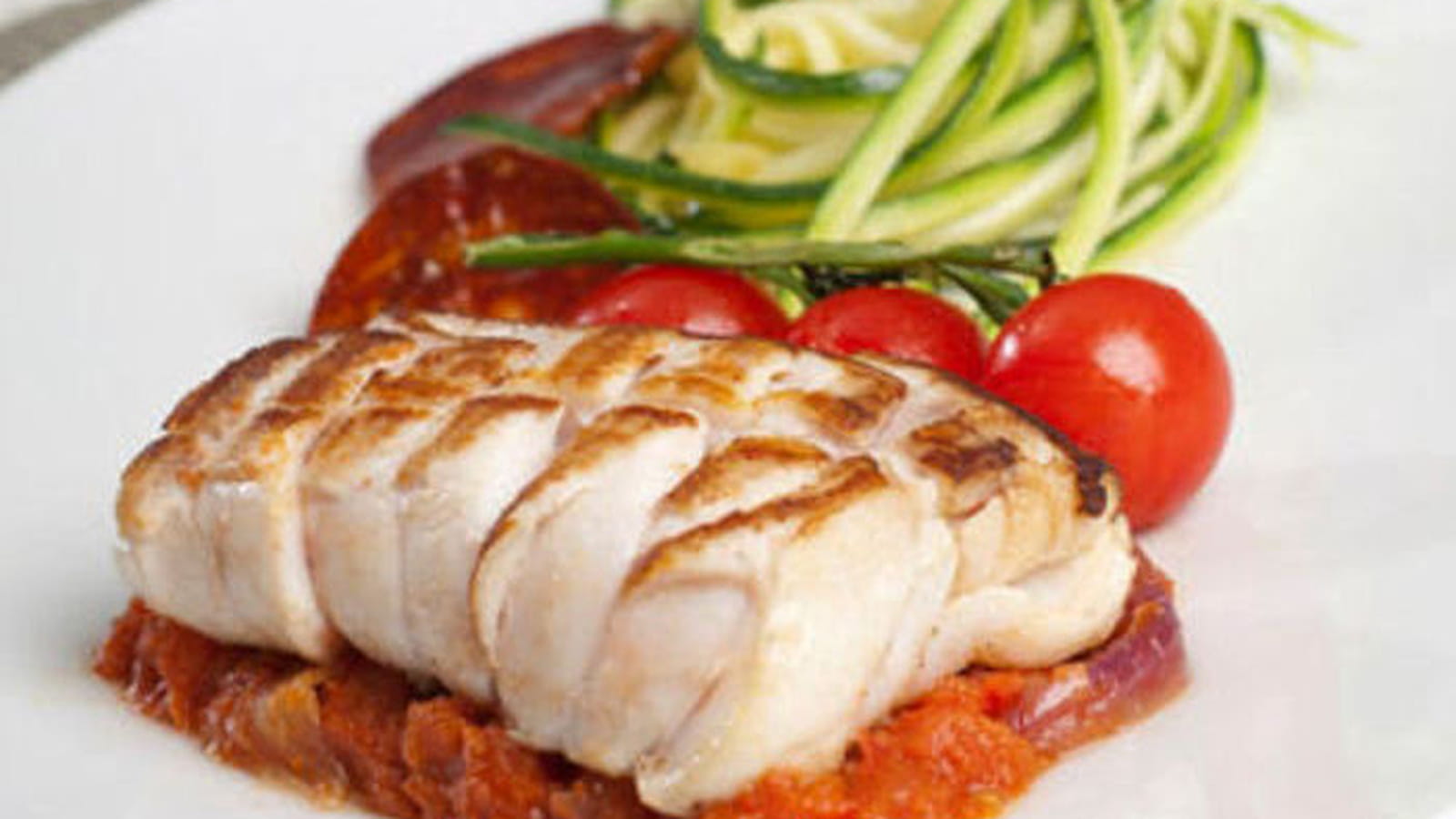 Dos de cabillaud grillé sauce de la piperade et spaghetti de courgettes