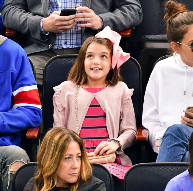 Coupe au carré et ruban dans les cheveux pour Suri Cruise !