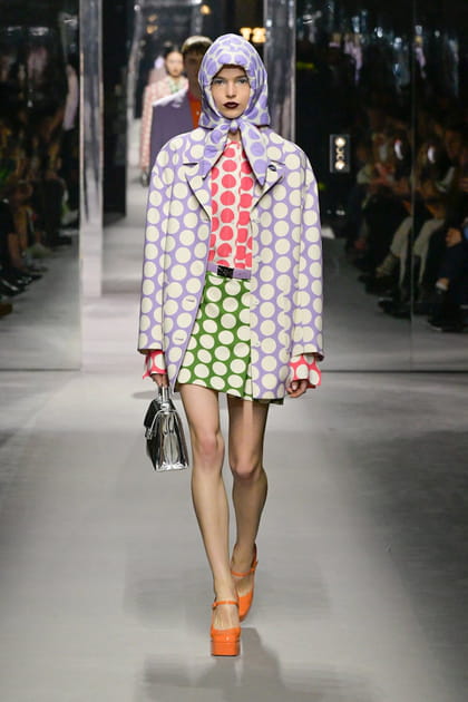 Manteau, jupe et top &agrave; pois aper&ccedil;us sur le d&eacute;fil&eacute; Benetton