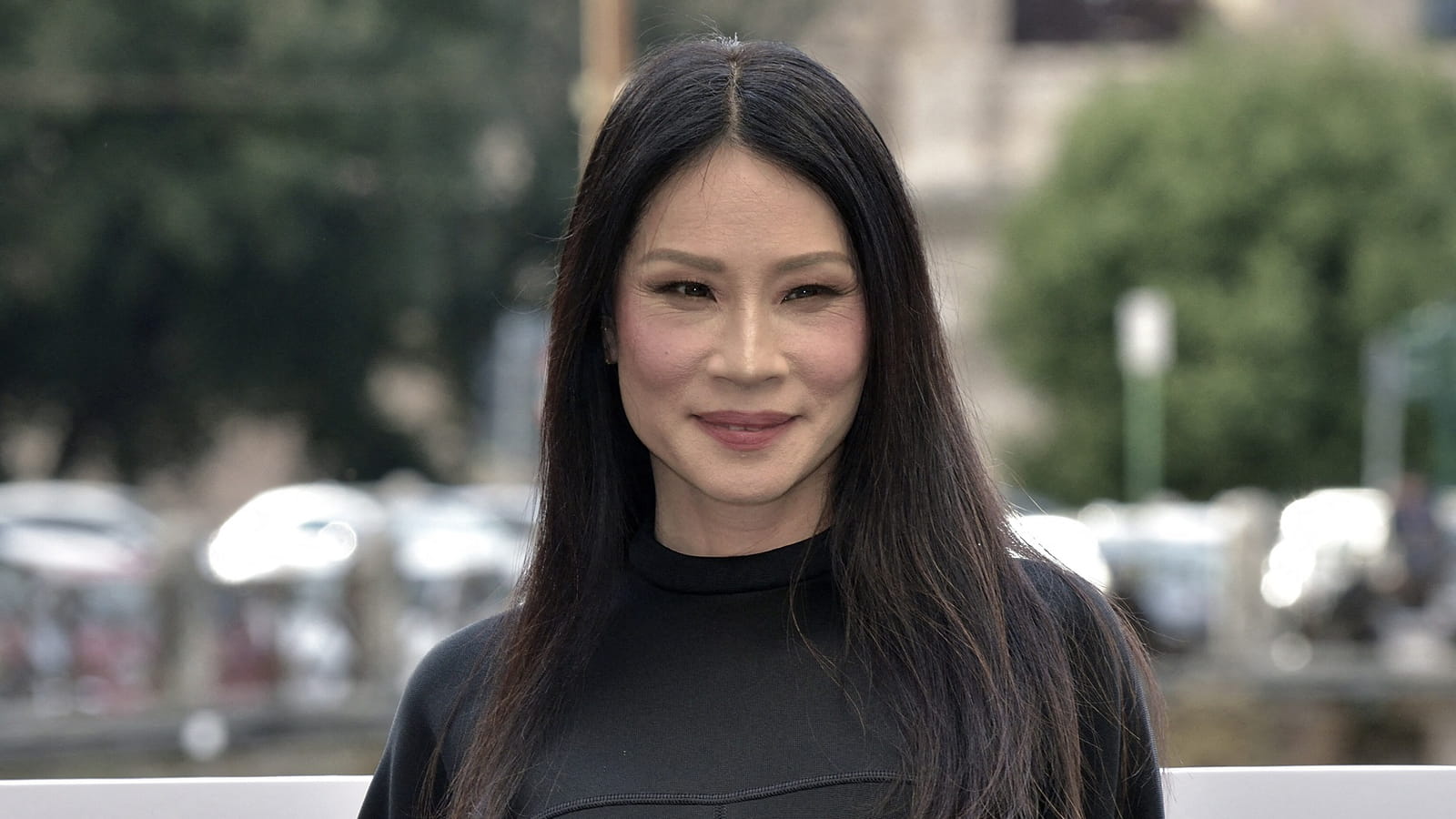 Lucy Liu, en brune