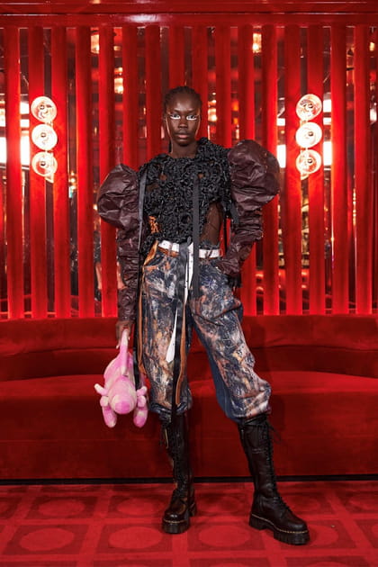 Blouse &agrave; manches bouffantes et pantalon d&eacute;lav&eacute; aper&ccedil;us dans la collection Matty Bovan