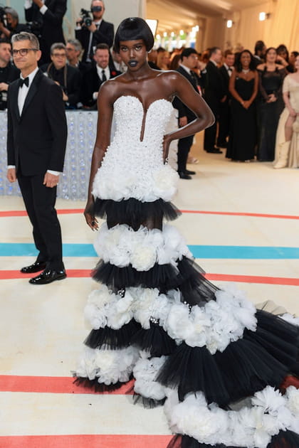 Adut Akech en robe bustier noir et blanc Carolina Herrera