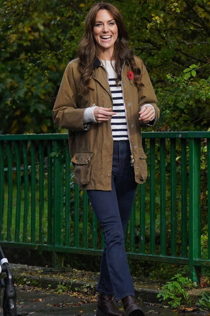 Kate Middleton en pull marinière, veste verte Barbour et jean brut Mother