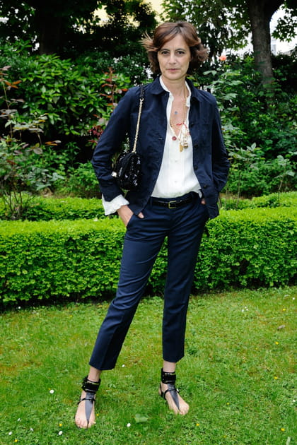 Inès de la Fressange en veste bleu marine et blouse blance
